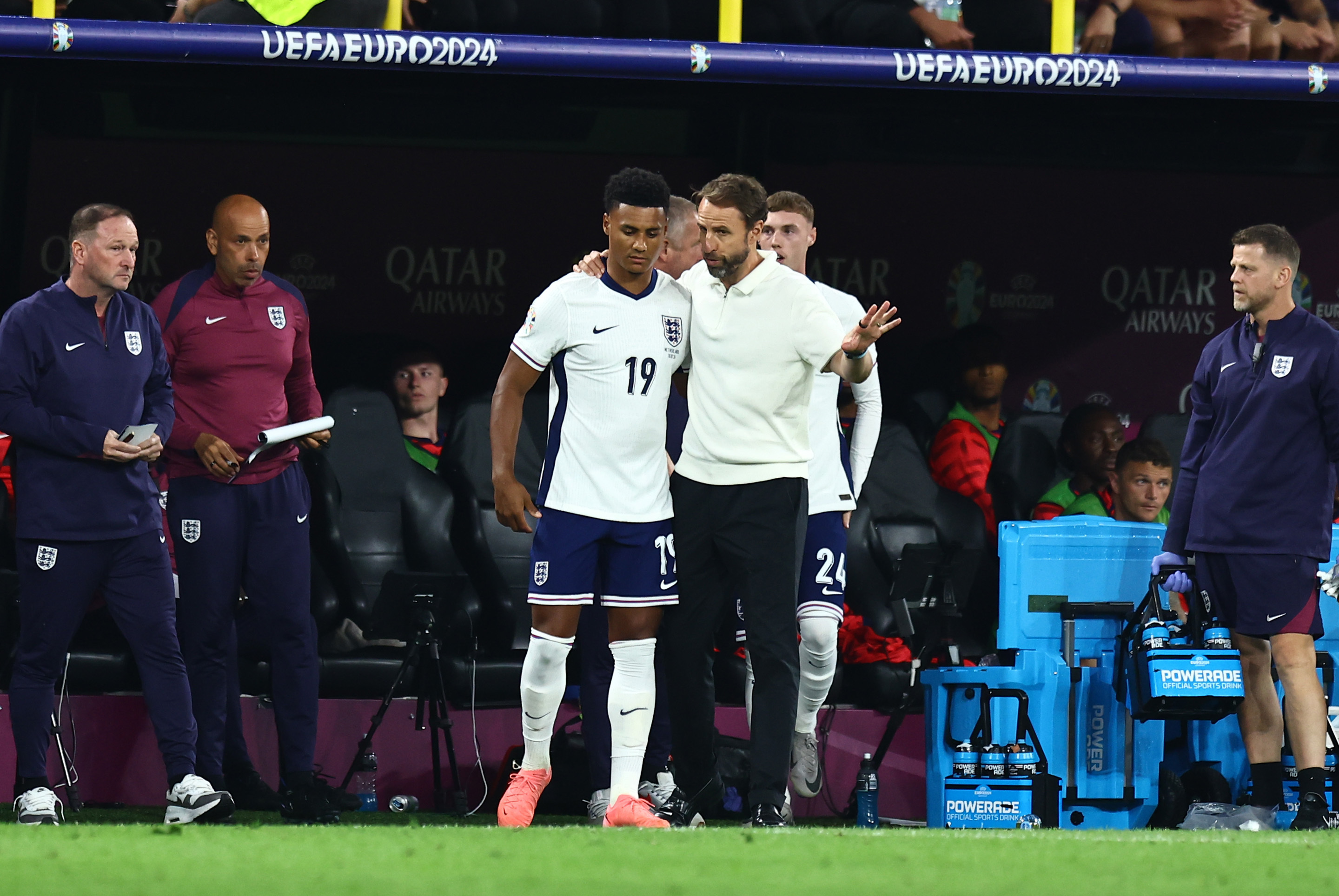 yy体育 -关于多特蒙德发布备战花絮，窗口期官宣签约，NBA季后赛任务艰巨，身体对抗强度拉满的信息