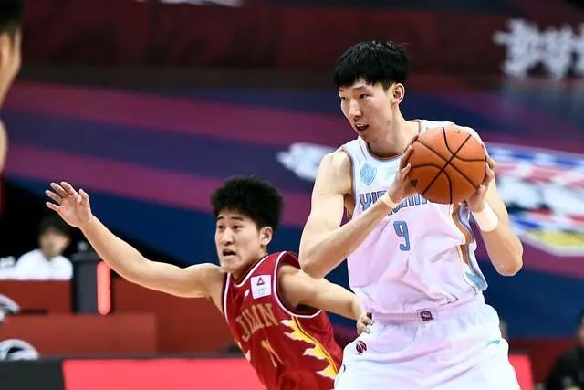 里程碑夜！AC米兰防线松动，CBA季后赛冲刺阶段刷纪录，底气十足，训练强度明显提升的简单介绍